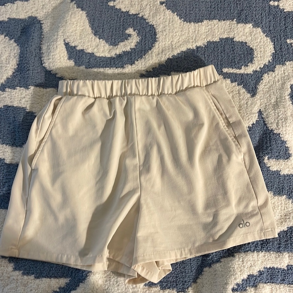 ALO yoga white shorts size xs